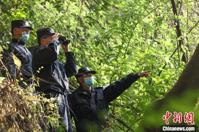 圖為中尼邊境聶拉木出入境邊防檢查站民警對通外便道情況進(jìn)行觀察?！×_興偉 攝