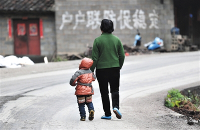 3月22日，云南省丘北縣平龍村，朱林澤被奶奶拉著回家。他在佳佳幼兒園上中班，是19日毒鼠強(qiáng)中毒案中32名被緊急送醫(yī)孩子之一。