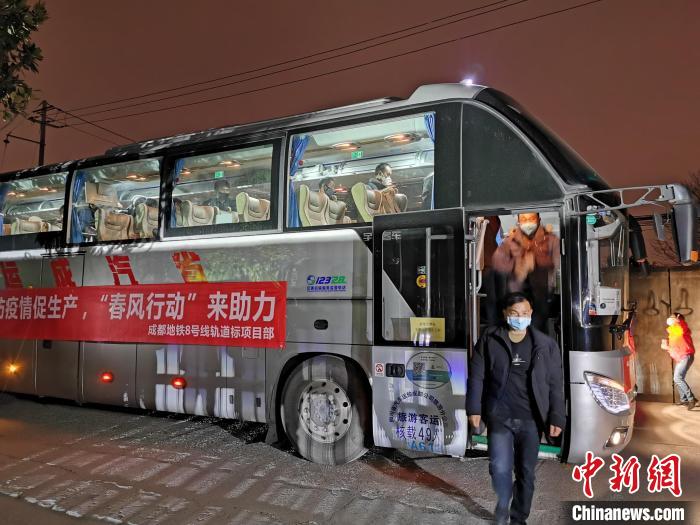 專車將工人直接運抵工地。成都地鐵供圖