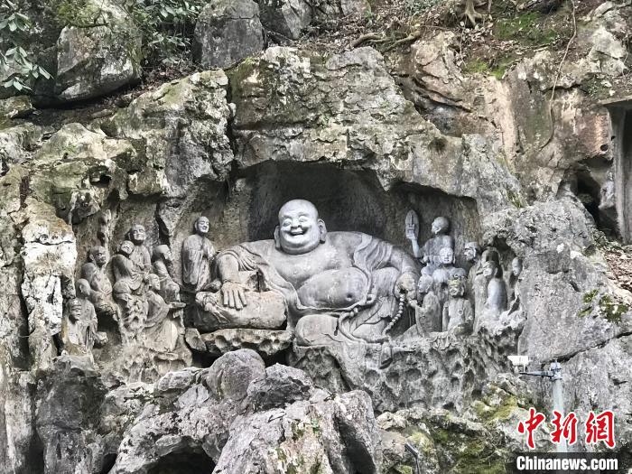 圖為杭州飛來峰景區(qū)內(nèi)的布袋彌勒，這是備受游客喜愛的打卡勝地?！?yán)格 攝