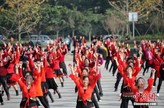 資料圖：成都數(shù)百市民齊聚某廣場，以歌曲《天府之國》為背景音樂同跳廣場舞。 張浪 攝